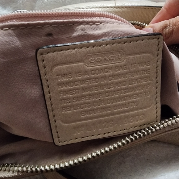 Coach Kristin hobo bag in a light pearl or beige leather with silver-tone hardw - Picture 4 of 7